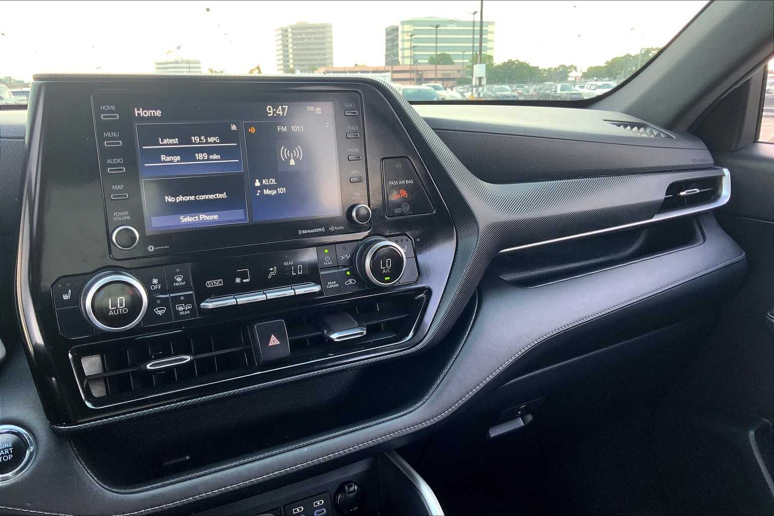 2022 Toyota Highlander XSE Wind Chill Pearl at Group 1 Toyota Southwest