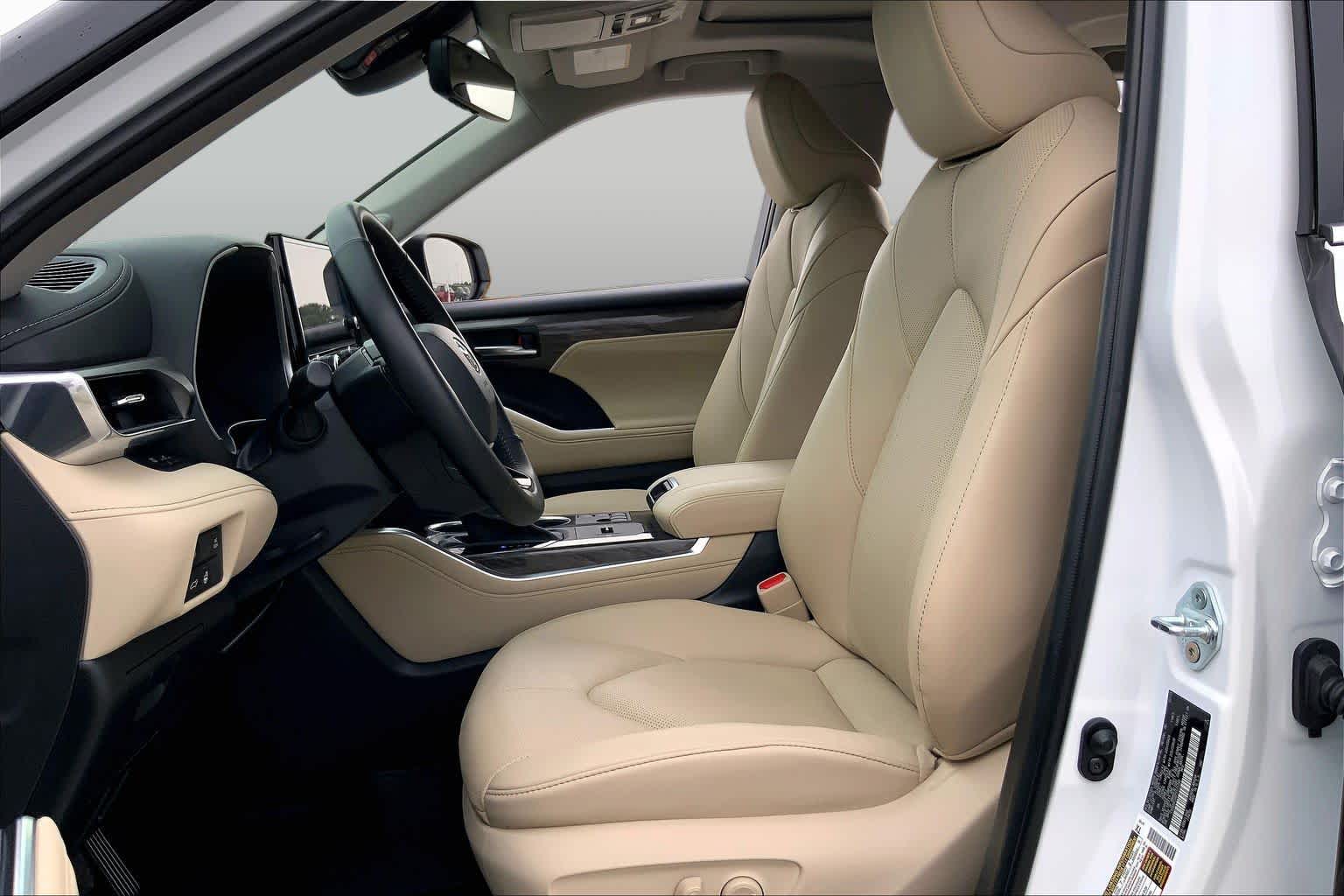 2023 Toyota Highlander Hybrid Limited Wind Chill Pearl at AutoNation USA Katy