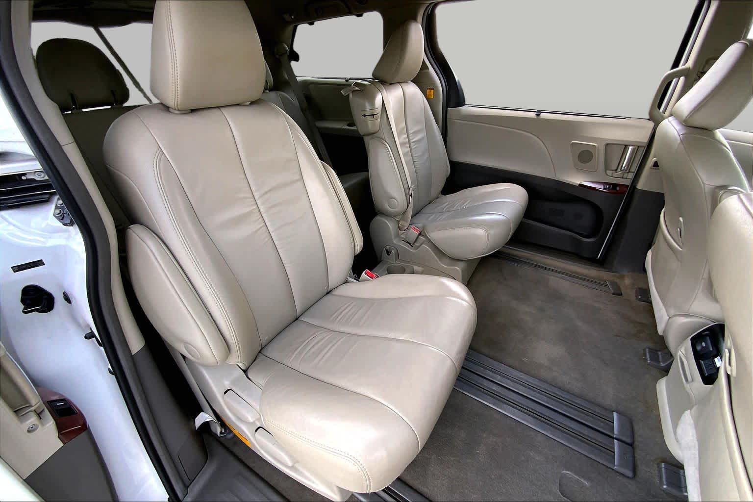 2011 Toyota Sienna photo 18 of 34