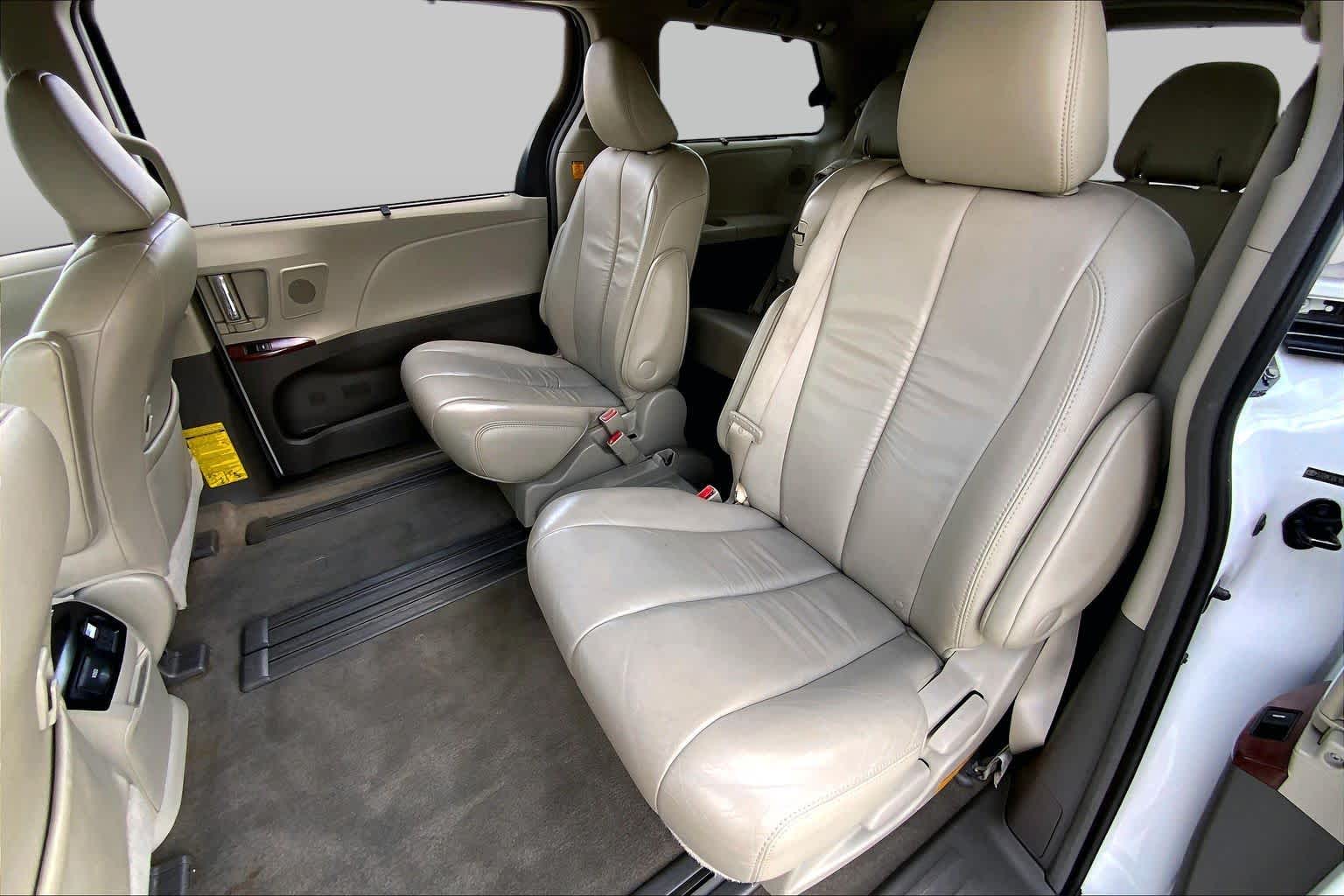 2011 Toyota Sienna photo 19 of 34