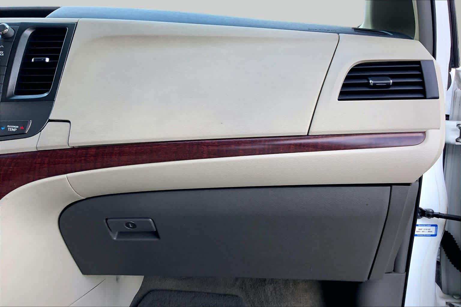 2011 Toyota Sienna photo 17 of 34