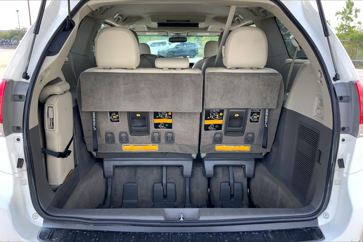 2011 Toyota Sienna photo 32 of 34