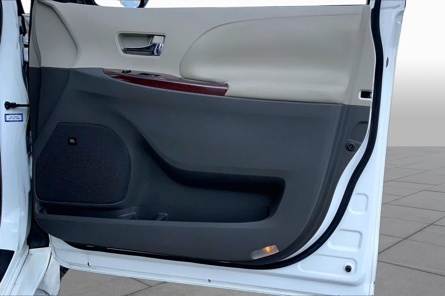 2011 Toyota Sienna photo 21 of 34
