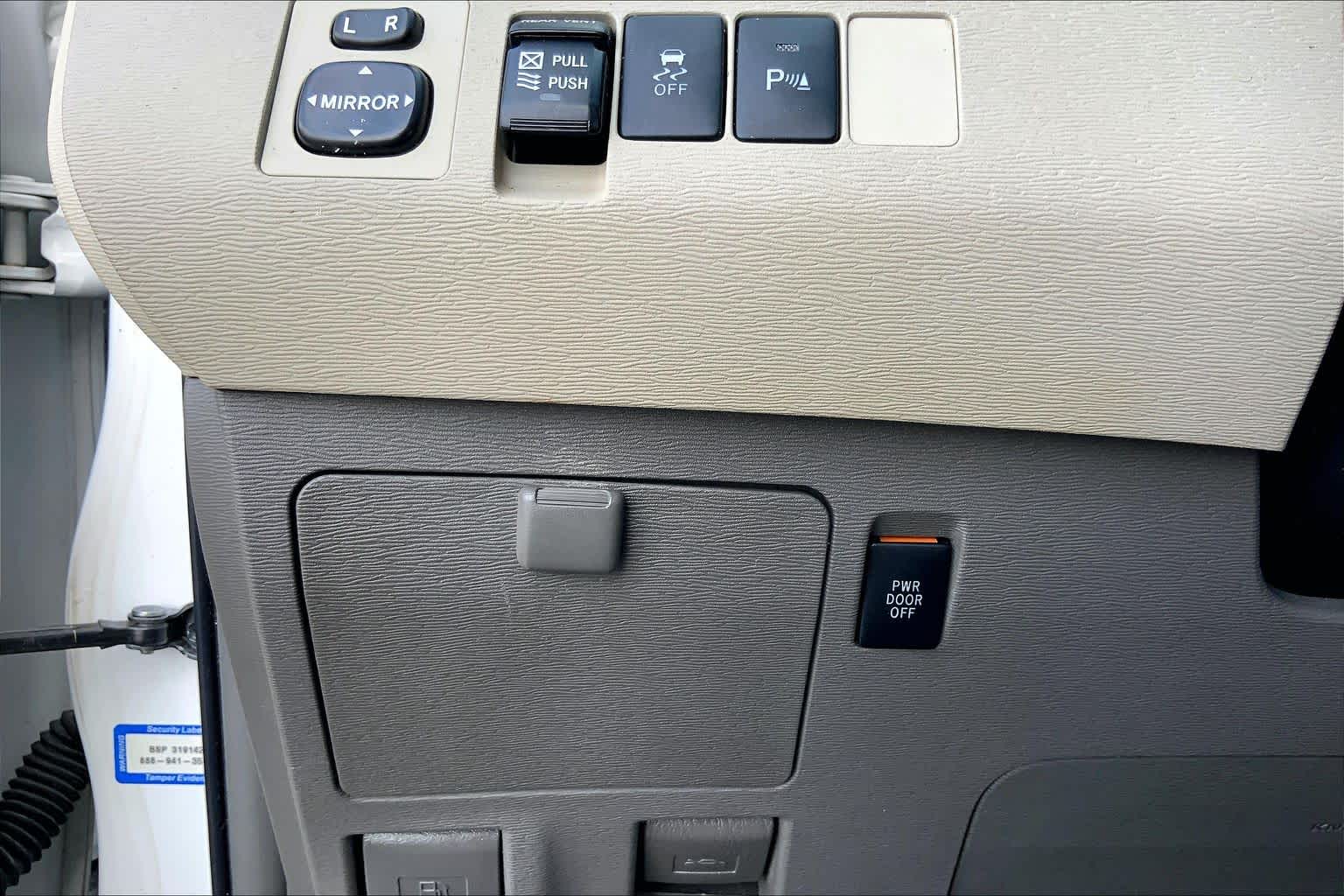 2011 Toyota Sienna photo 31 of 34