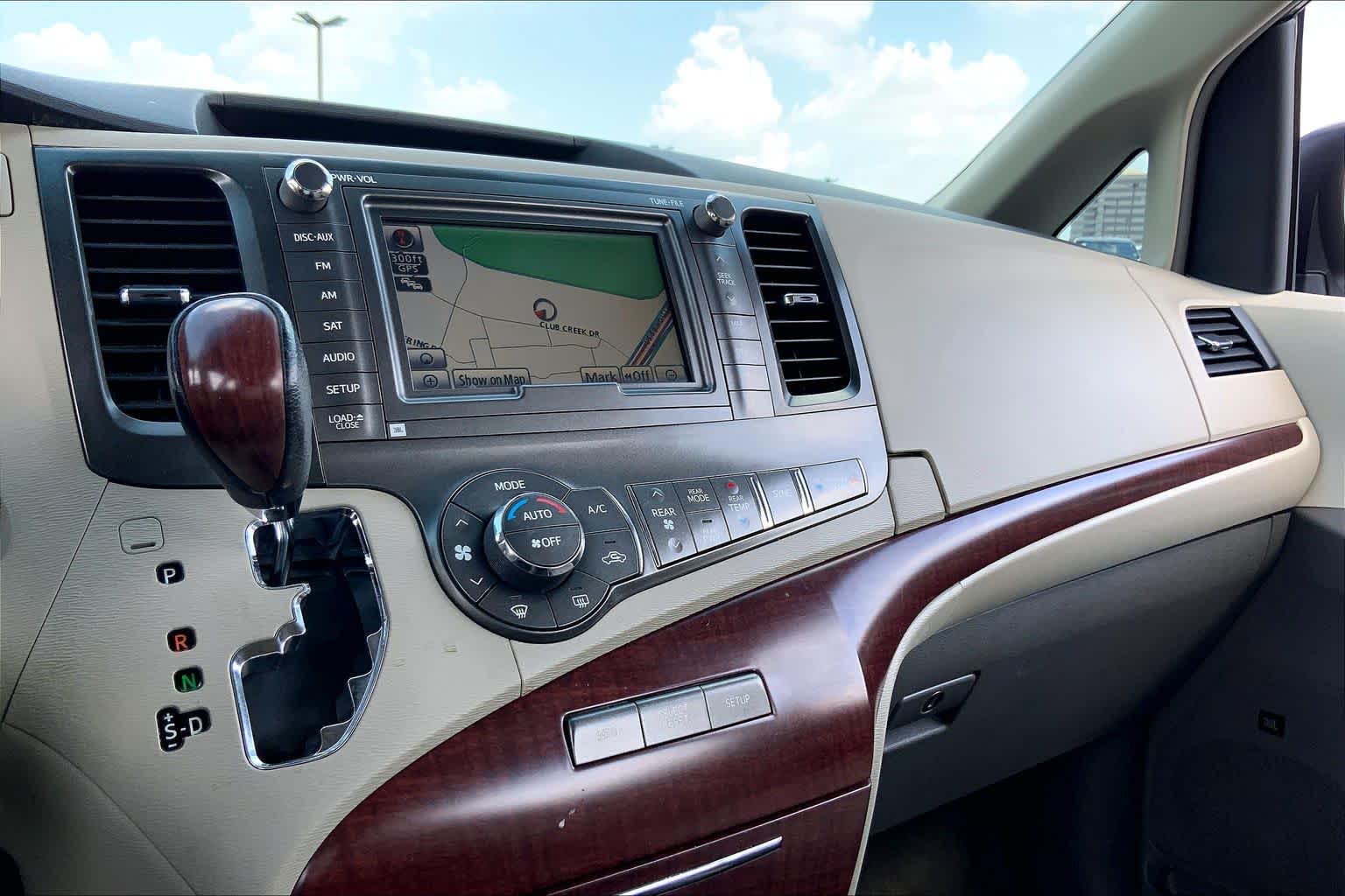 2011 Toyota Sienna photo 33 of 34