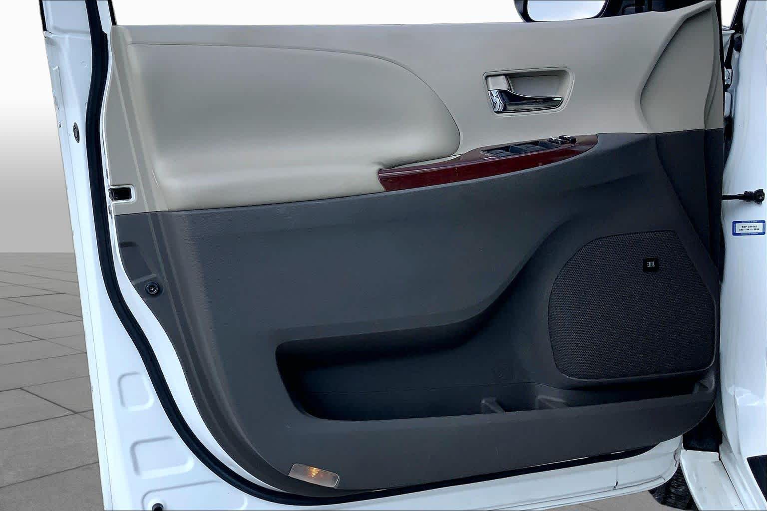 2011 Toyota Sienna photo 20 of 34