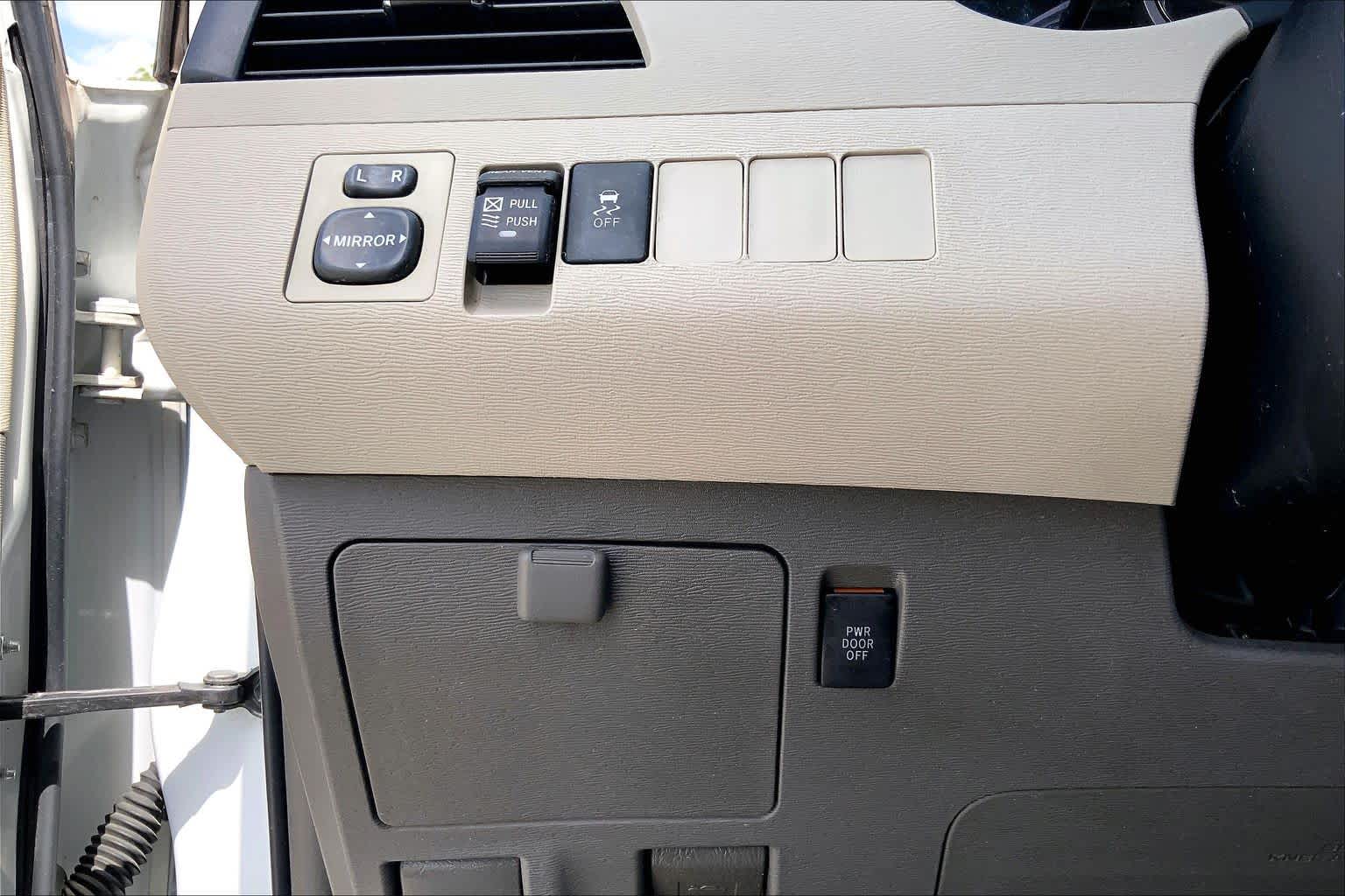 2013 Toyota Sienna XLE Super White at Auto Boutique Texas