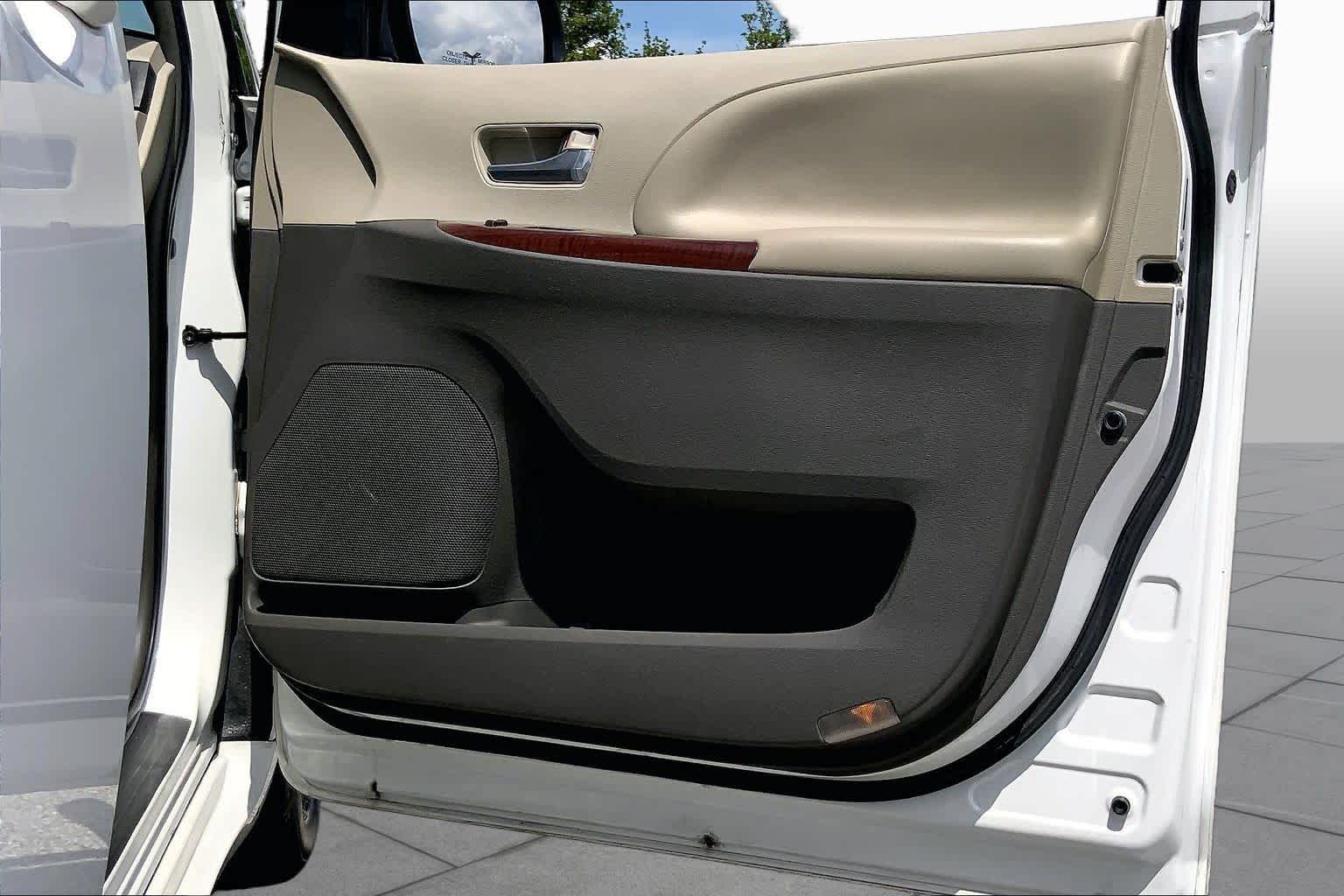 2013 Toyota Sienna XLE Super White at Auto Boutique Texas