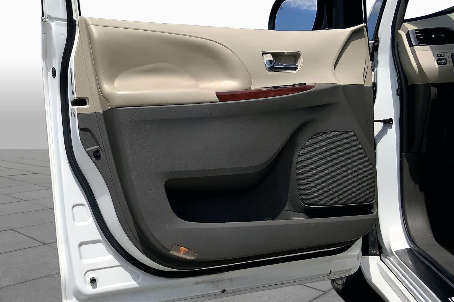 2013 Toyota Sienna XLE Super White at Auto Boutique Texas