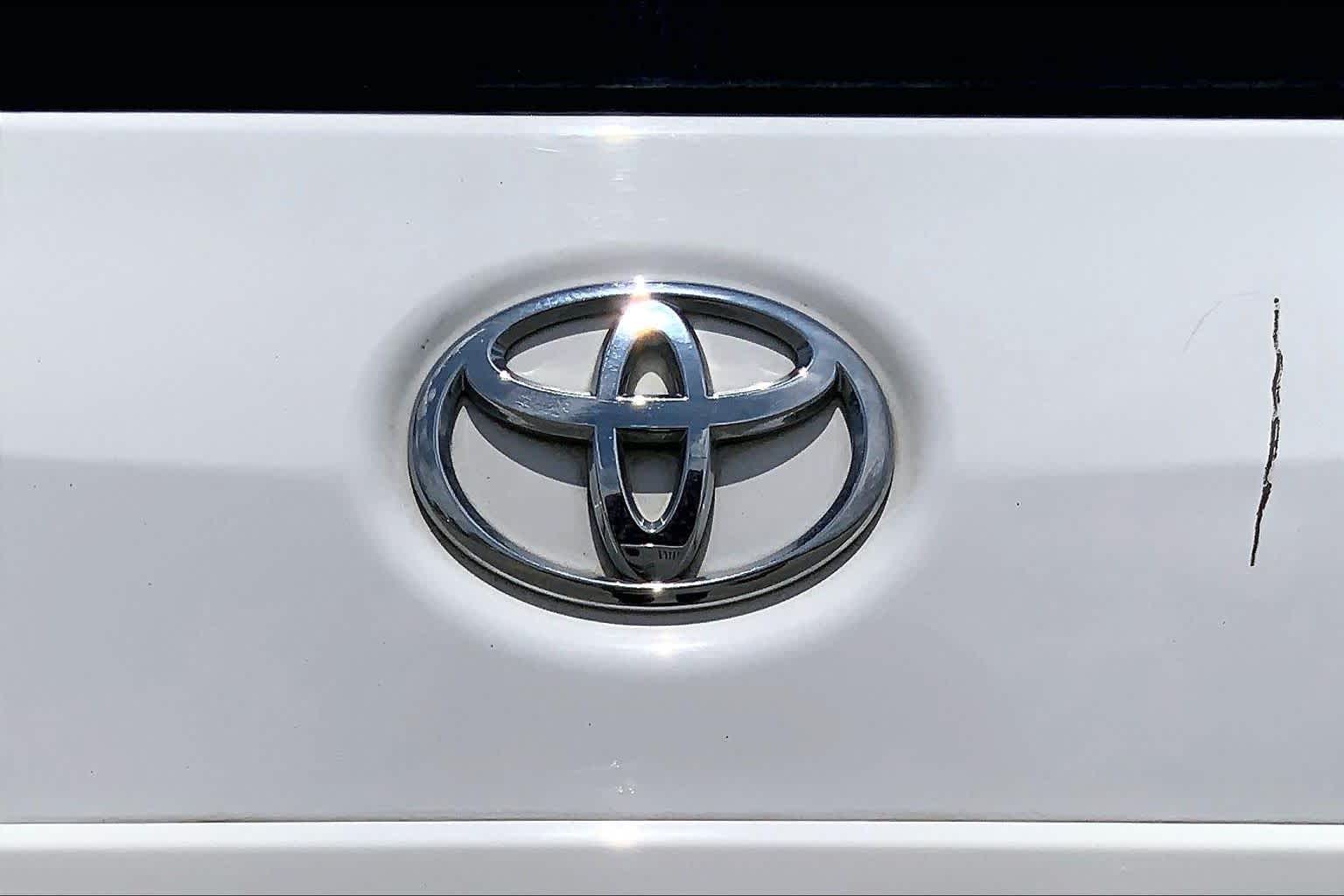 2013 Toyota Sienna XLE Super White at Auto Boutique Texas