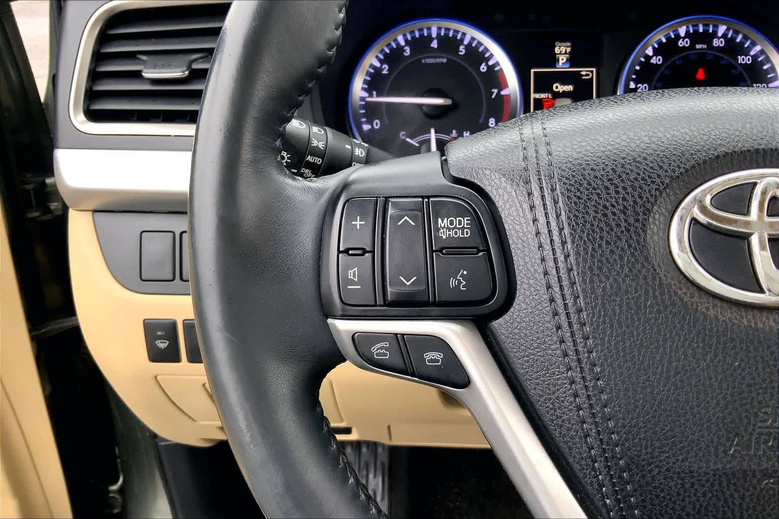 2016 Toyota Highlander Limited Alumina Jade Metallic at Mercedes-Benz of Houston North