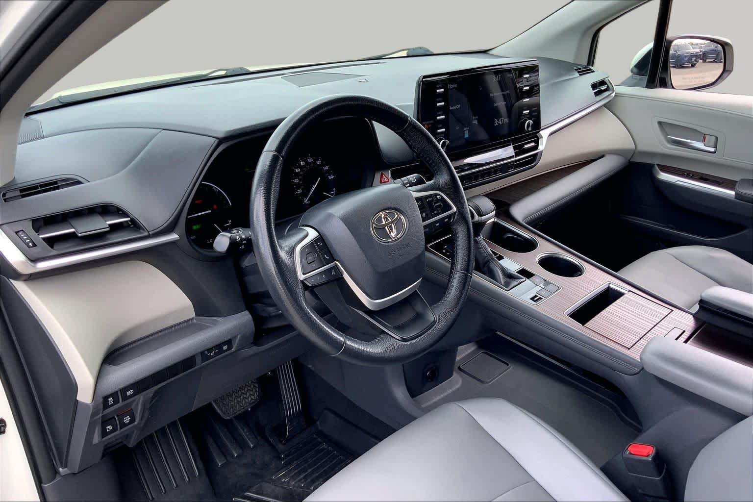 2021 Toyota Sienna XLE Blizzard Pearl at Group 1 Toyota Southwest