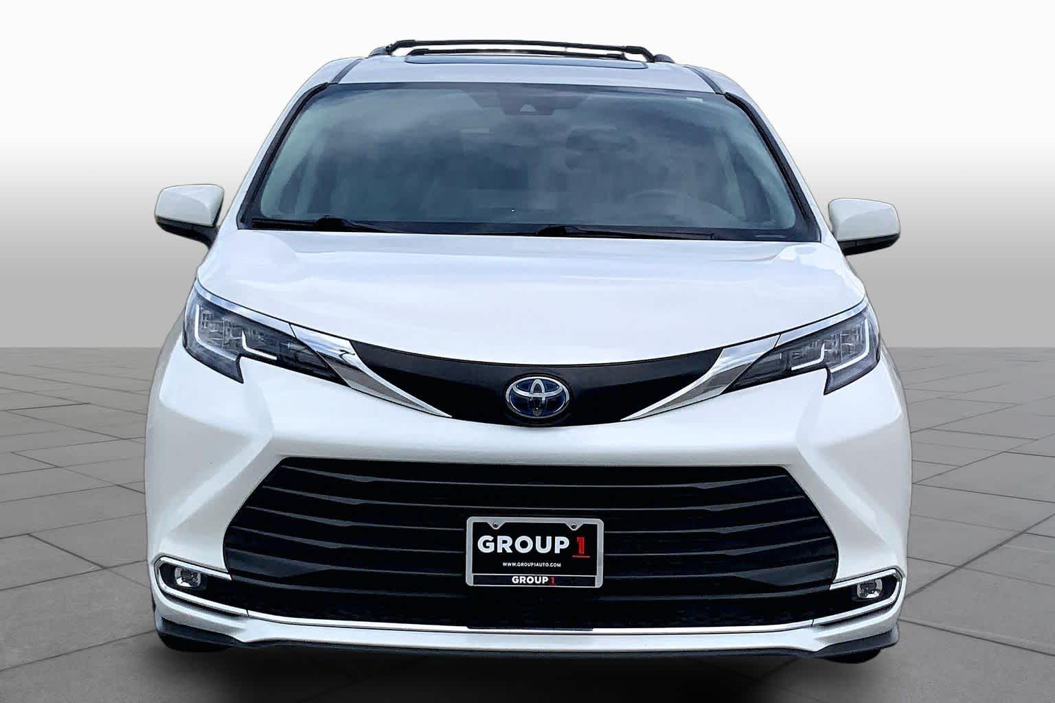 2021 Toyota Sienna XLE Blizzard Pearl at Group 1 Toyota Southwest