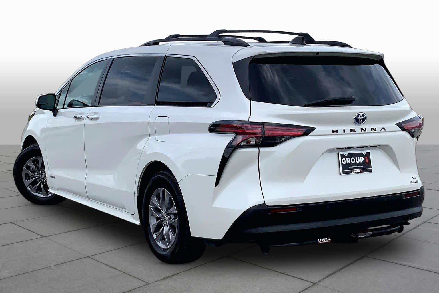 2021 Toyota Sienna XLE Blizzard Pearl at Group 1 Toyota Southwest