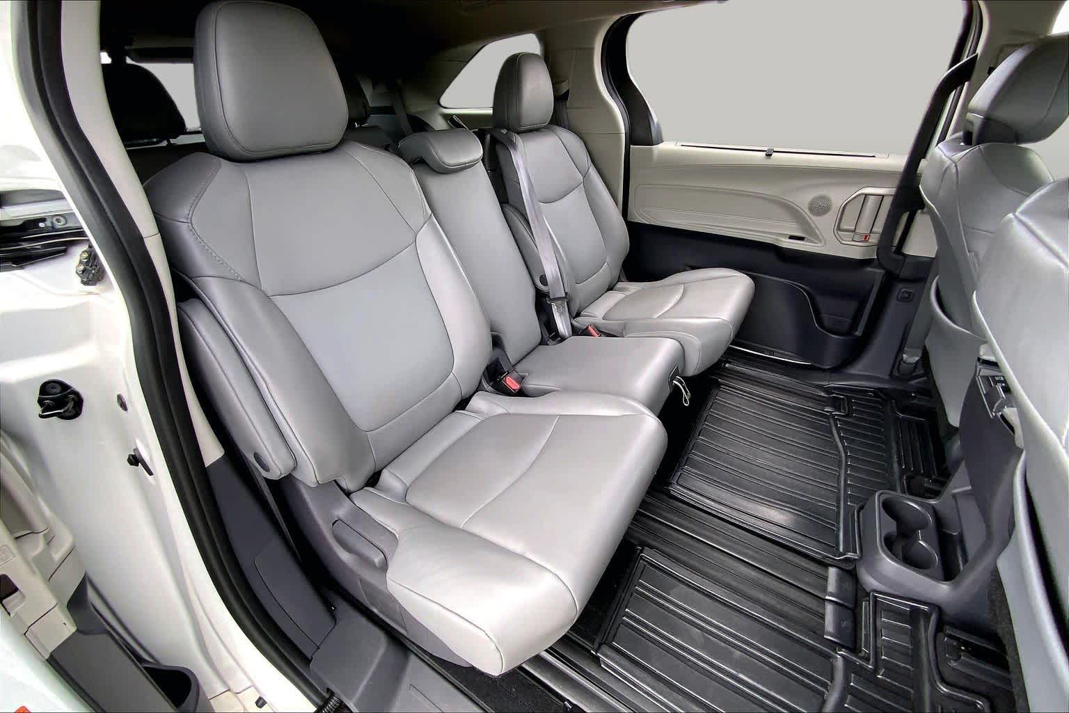 2021 Toyota Sienna XLE Blizzard Pearl at Group 1 Toyota Southwest