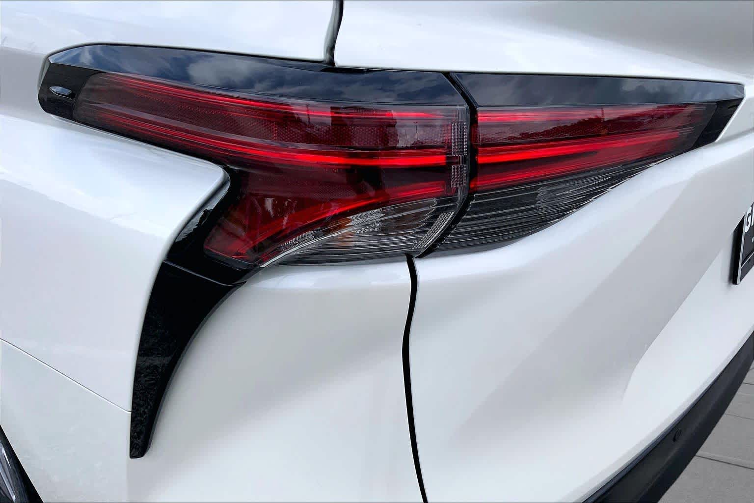 2021 Toyota Sienna XLE Blizzard Pearl at Group 1 Toyota Southwest