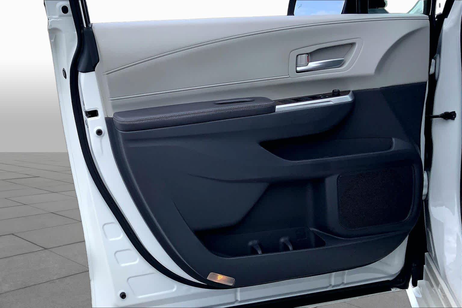 2021 Toyota Sienna XLE Blizzard Pearl at Group 1 Toyota Southwest