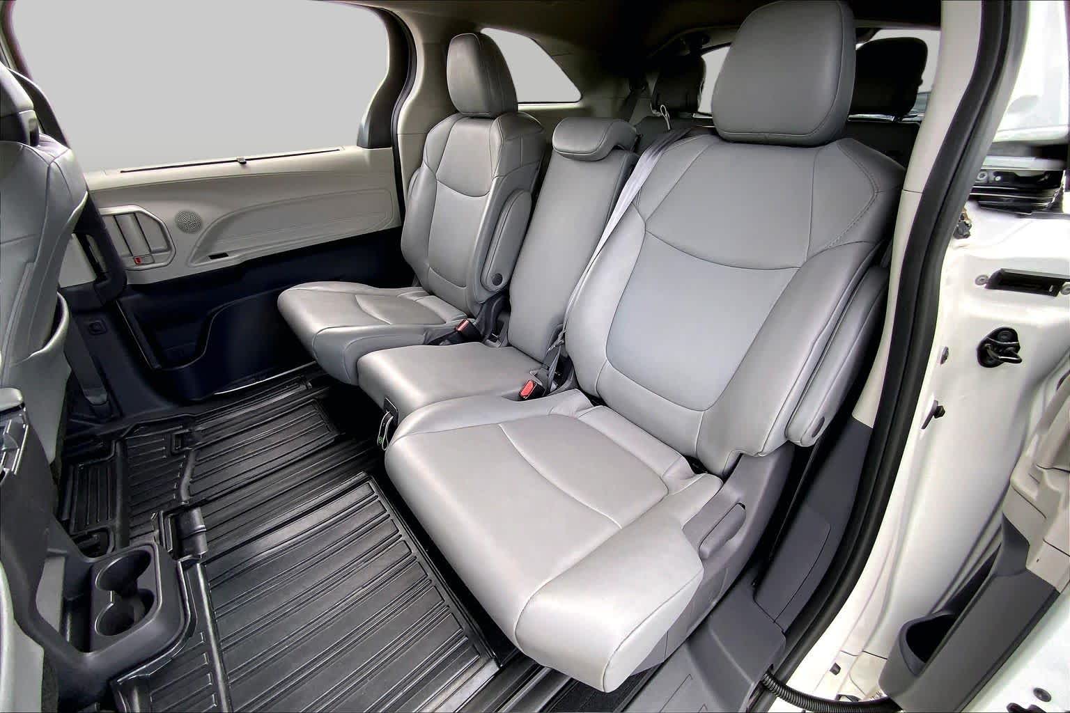 2021 Toyota Sienna XLE Blizzard Pearl at Group 1 Toyota Southwest