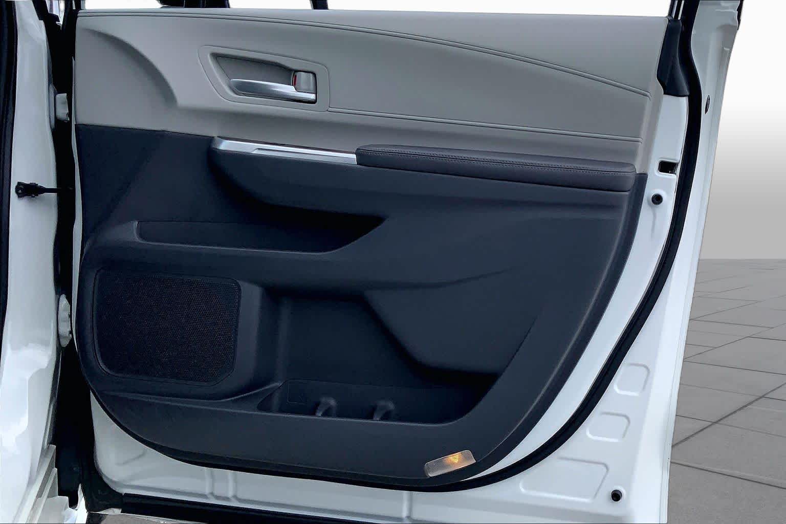 2021 Toyota Sienna XLE Blizzard Pearl at Group 1 Toyota Southwest