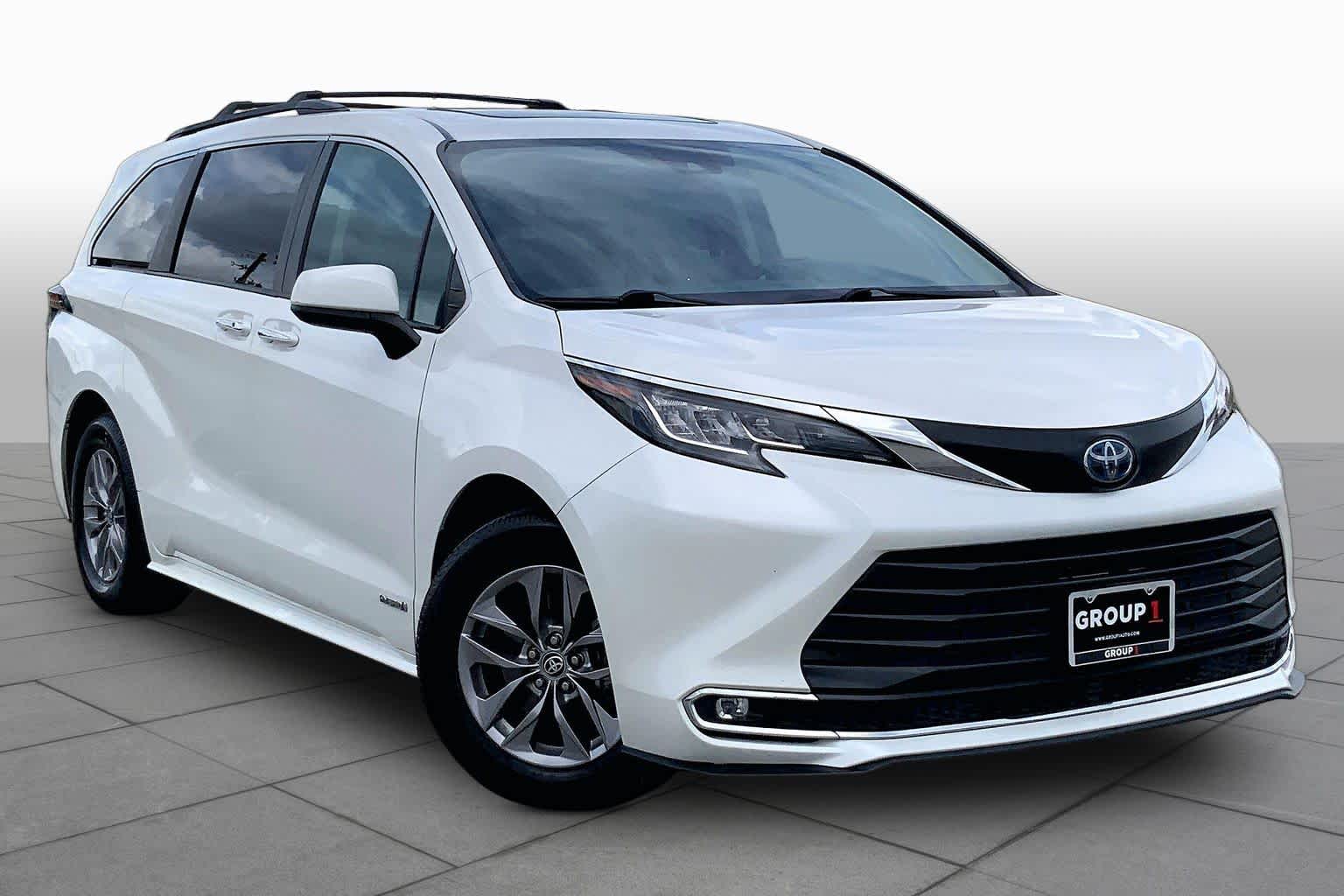 2021 Toyota Sienna XLE Blizzard Pearl at Group 1 Toyota Southwest