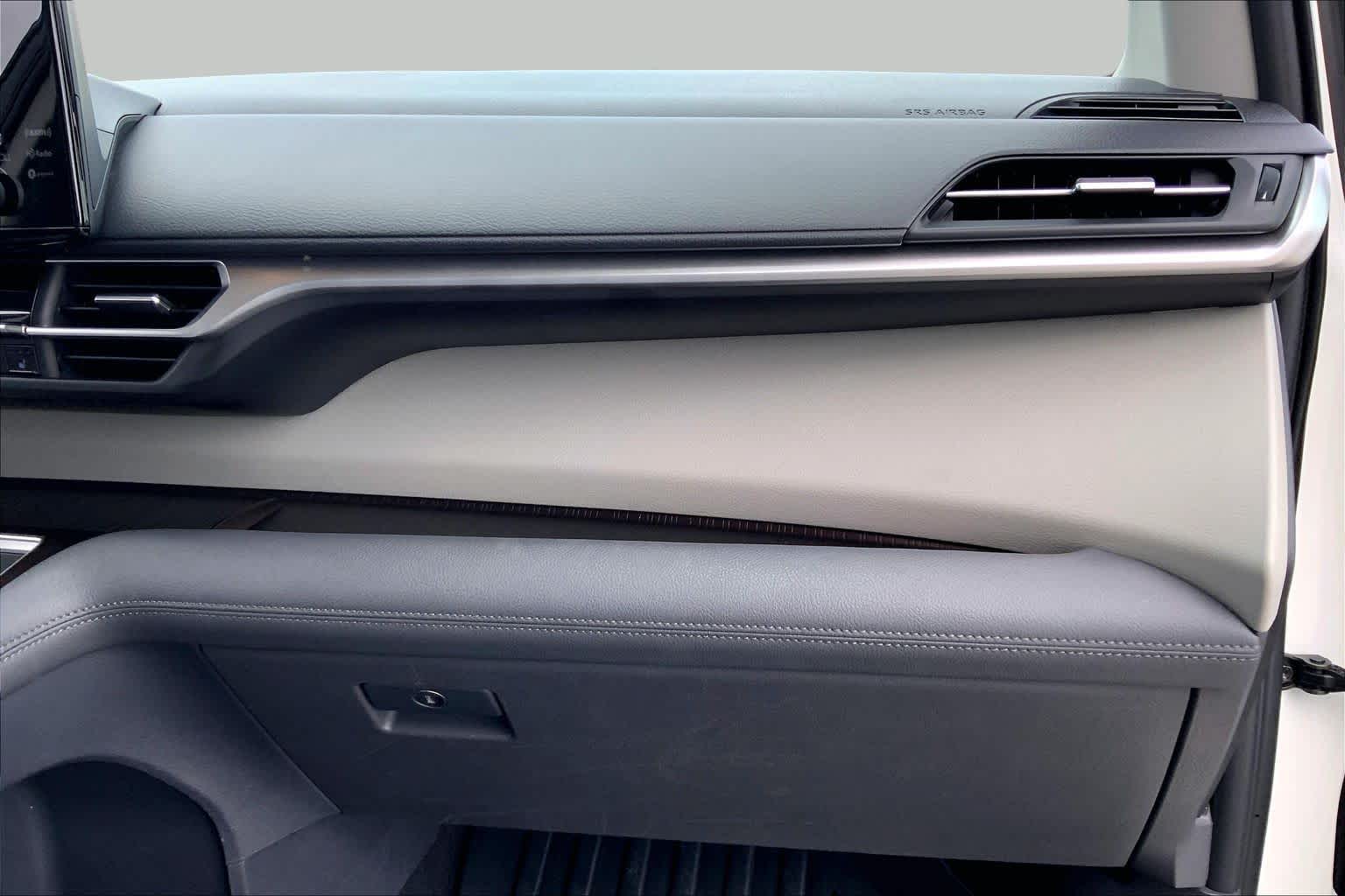 2021 Toyota Sienna XLE Blizzard Pearl at Group 1 Toyota Southwest