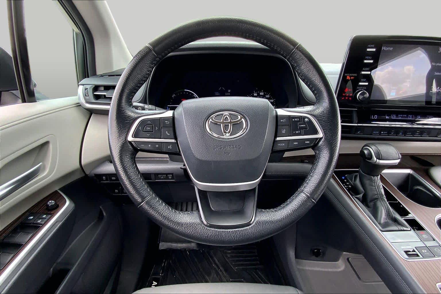 2021 Toyota Sienna XLE Blizzard Pearl at Group 1 Toyota Southwest