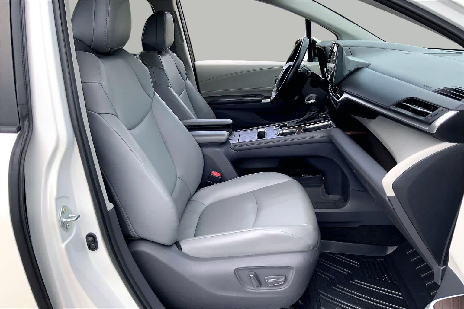 2021 Toyota Sienna XLE Blizzard Pearl at Group 1 Toyota Southwest