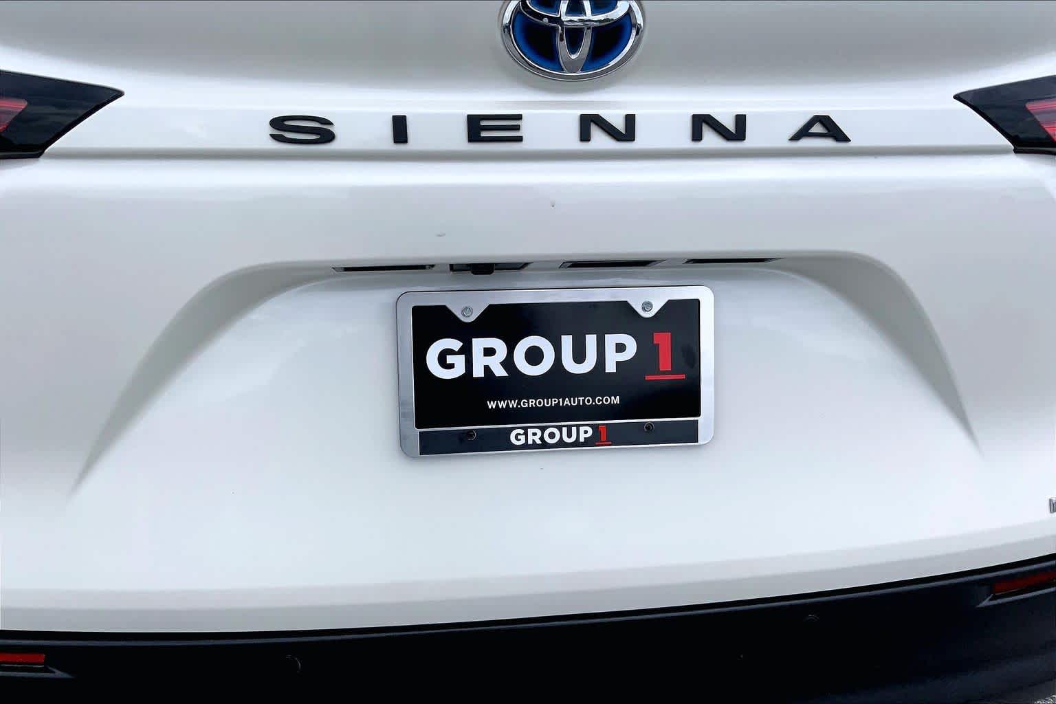 2021 Toyota Sienna XLE Blizzard Pearl at Group 1 Toyota Southwest
