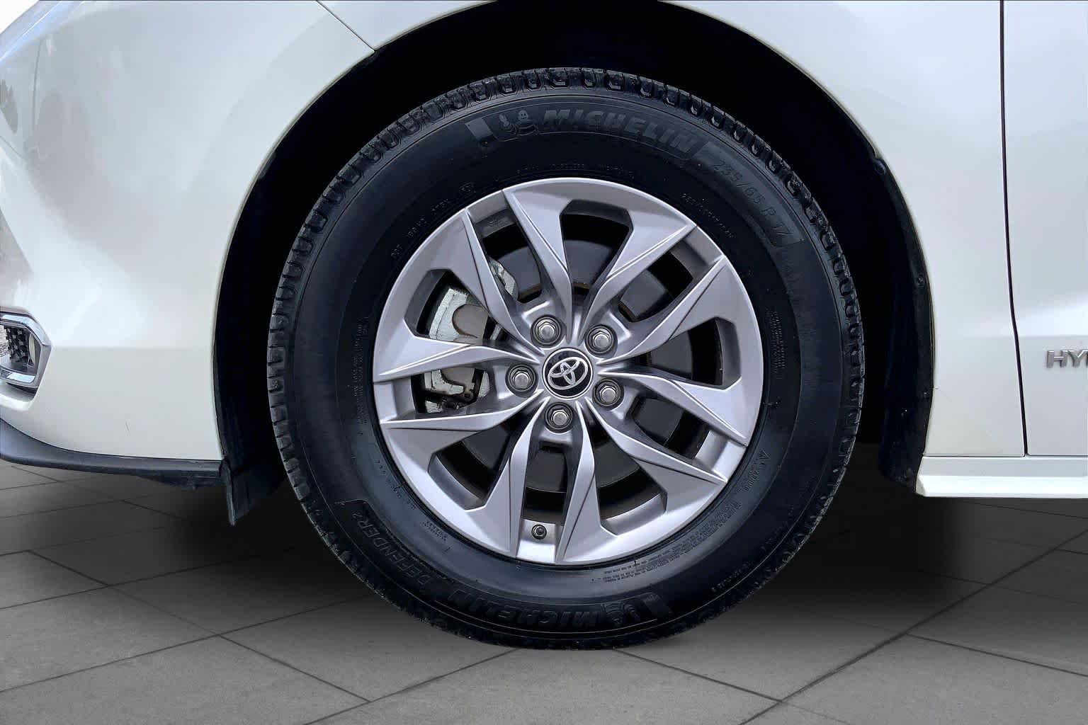 2021 Toyota Sienna XLE Blizzard Pearl at Group 1 Toyota Southwest
