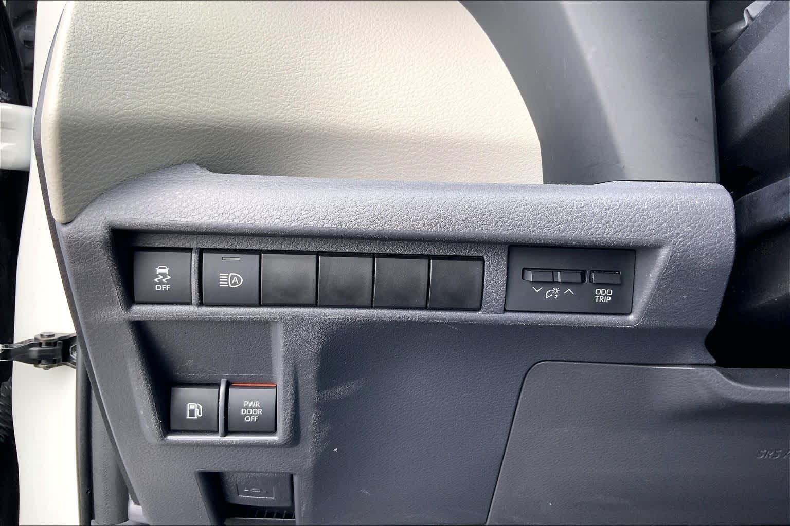 2021 Toyota Sienna XLE Blizzard Pearl at Group 1 Toyota Southwest