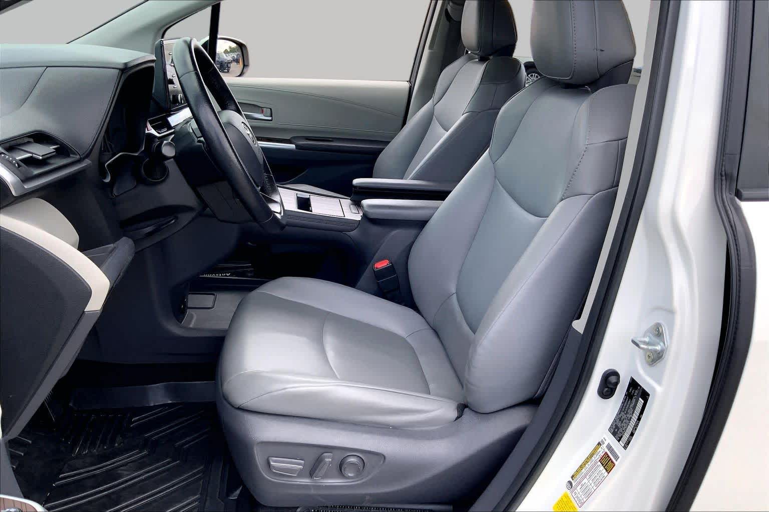 2021 Toyota Sienna XLE Blizzard Pearl at Group 1 Toyota Southwest