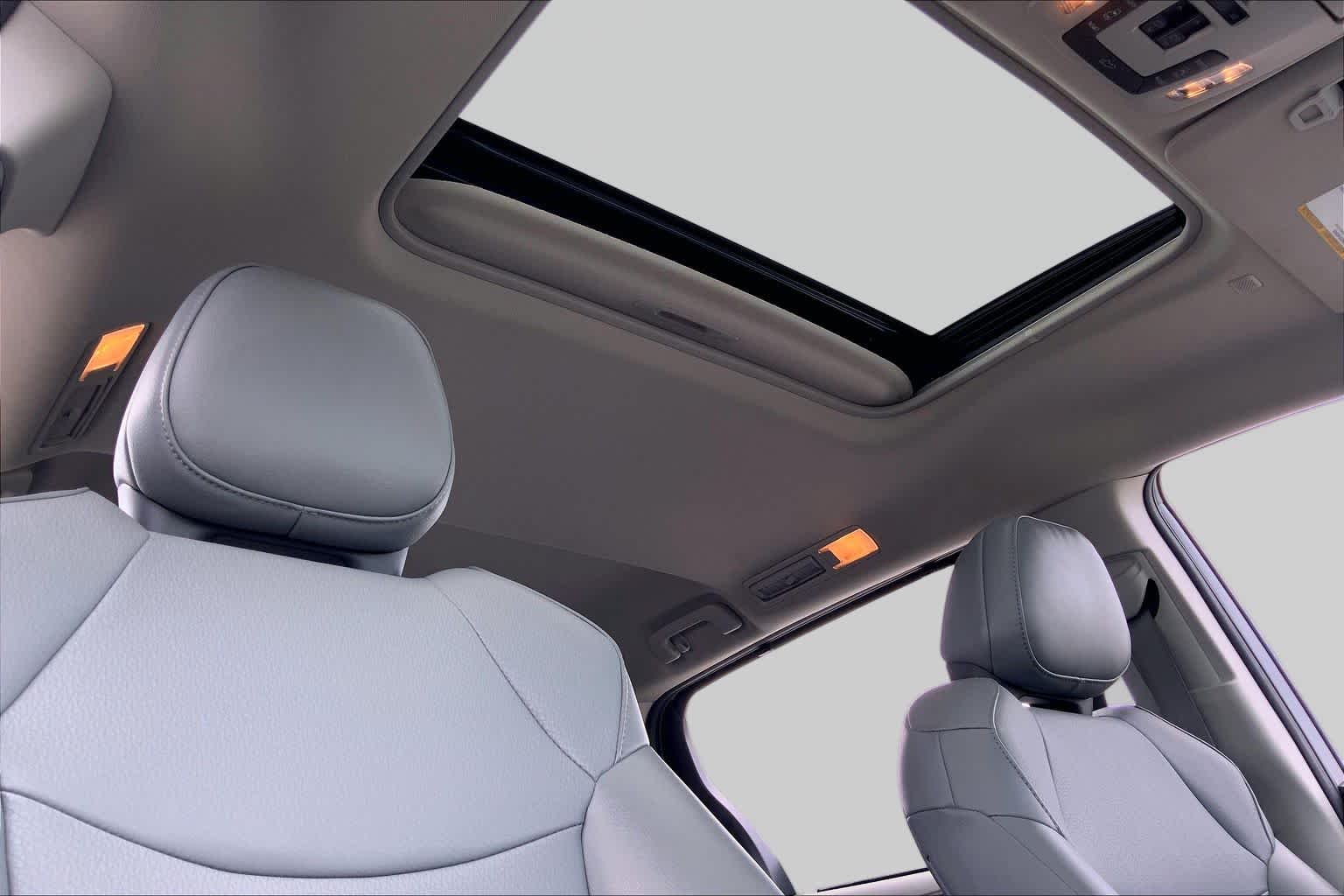 2021 Toyota Sienna XLE Blizzard Pearl at Group 1 Toyota Southwest