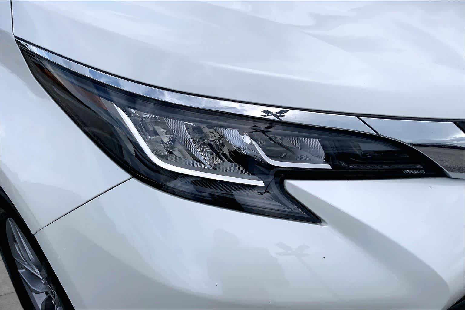 2021 Toyota Sienna XLE Blizzard Pearl at Group 1 Toyota Southwest