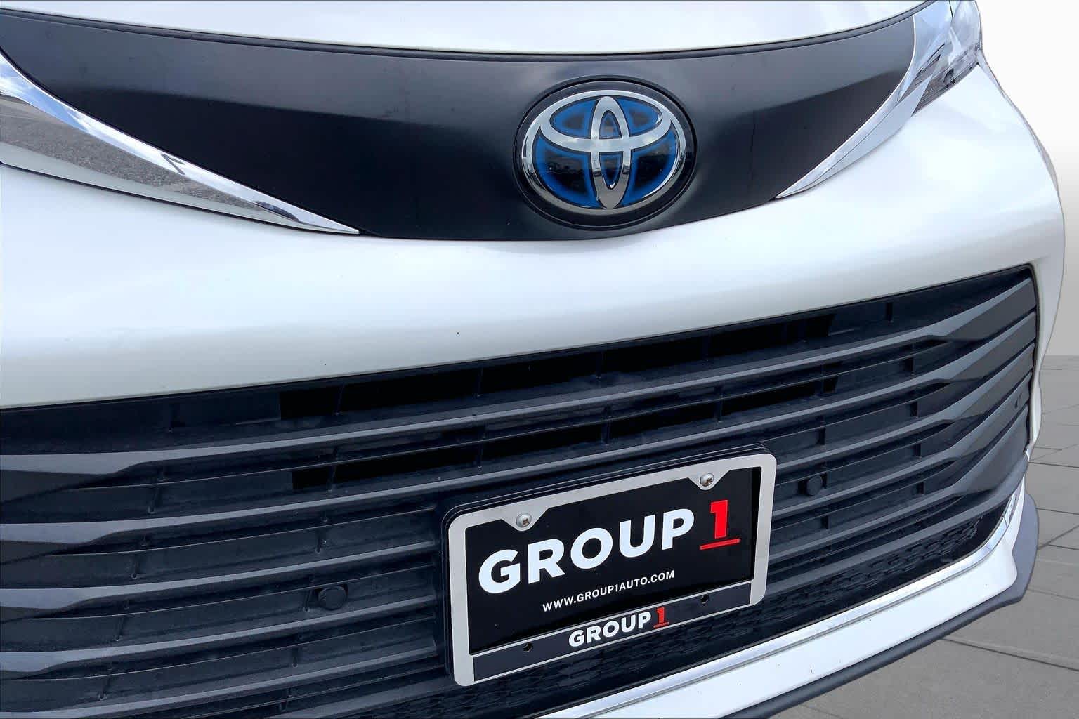 2021 Toyota Sienna XLE Blizzard Pearl at Group 1 Toyota Southwest