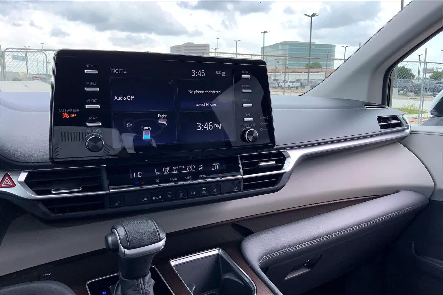 2021 Toyota Sienna XLE Blizzard Pearl at Group 1 Toyota Southwest