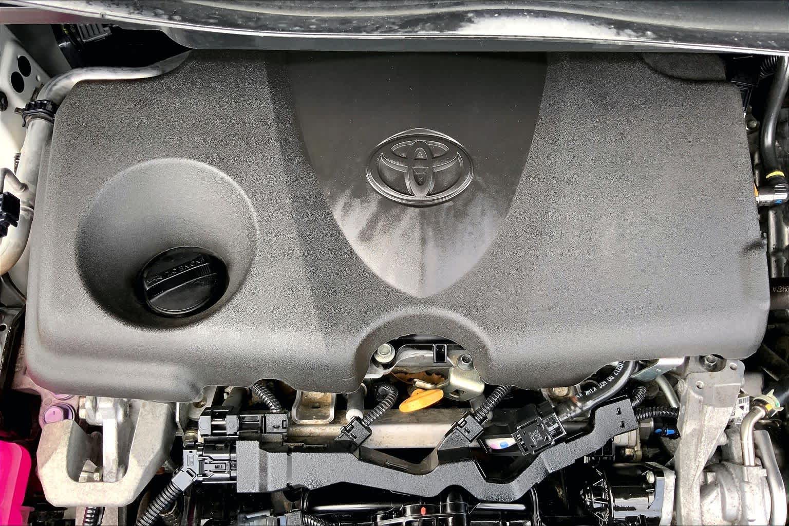 2021 Toyota Sienna XLE Blizzard Pearl at Group 1 Toyota Southwest