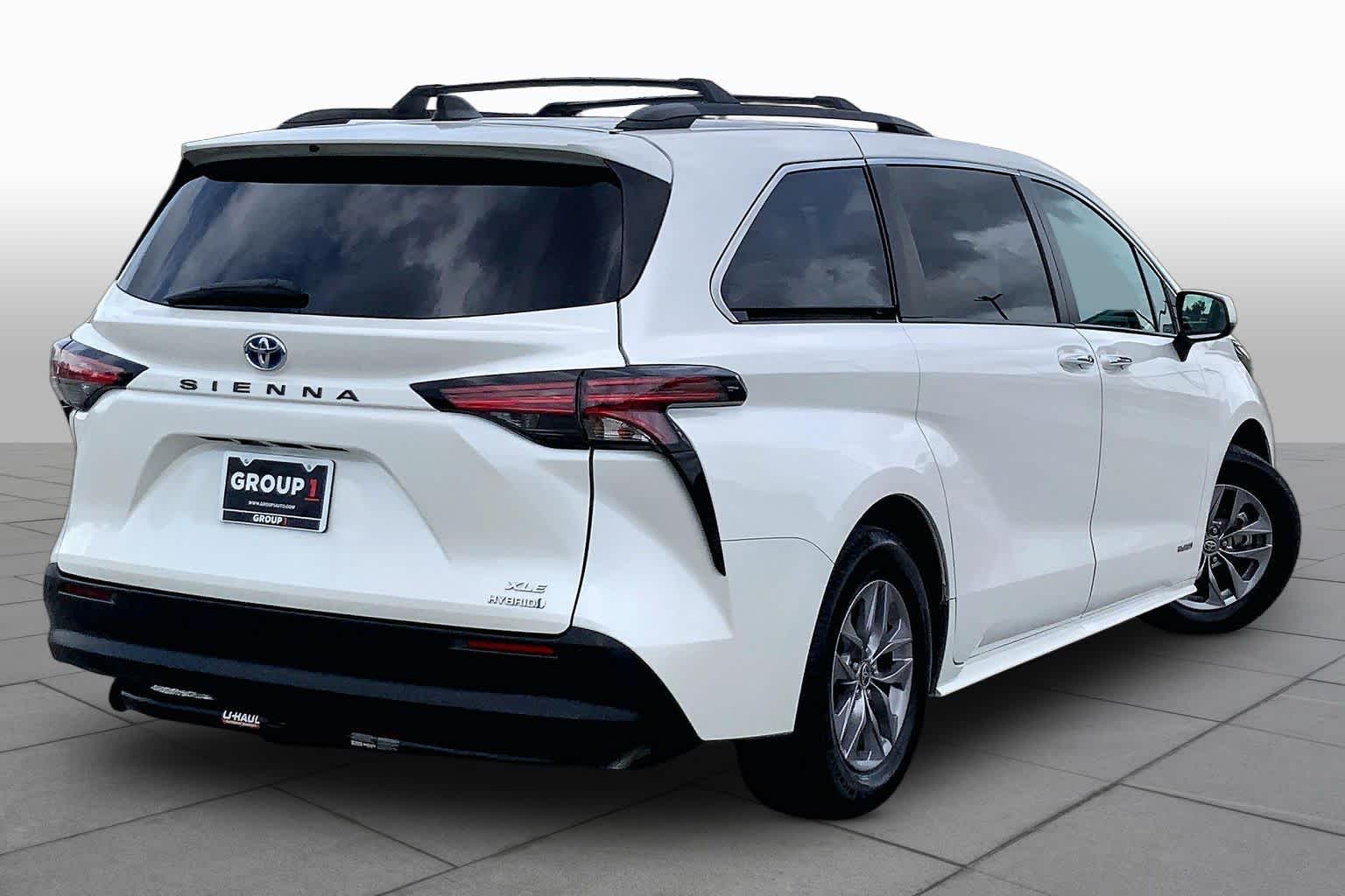 2021 Toyota Sienna XLE Blizzard Pearl at Group 1 Toyota Southwest