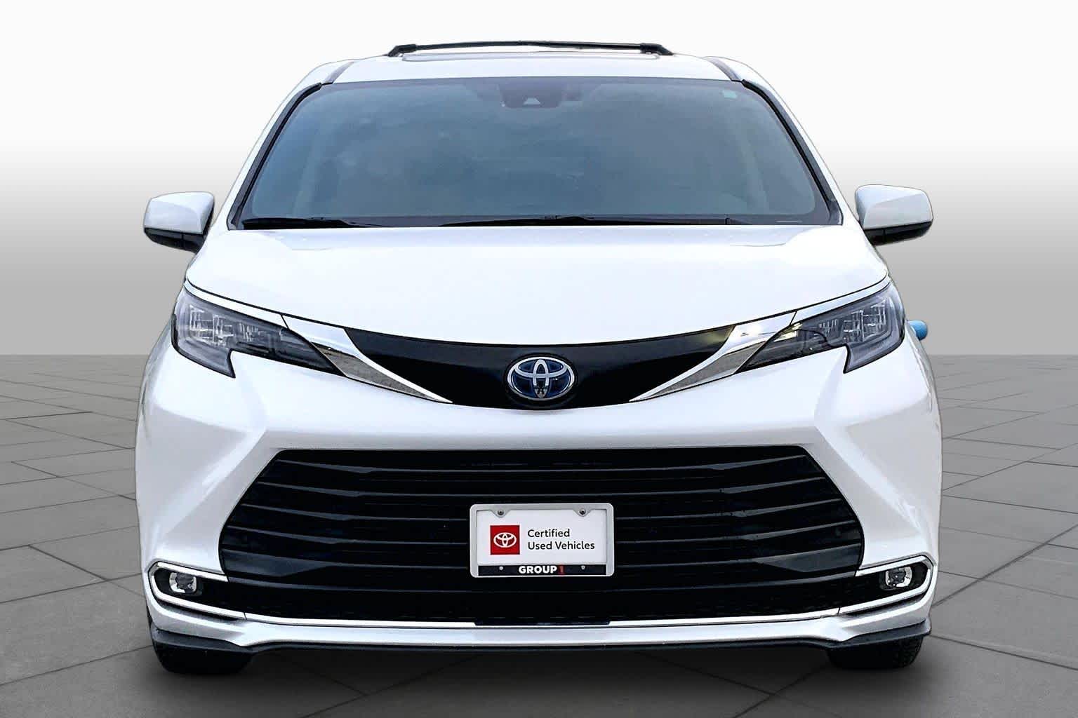 2024 Toyota Sienna XLE Wind Chill Pearl at Group 1 Toyota Southwest