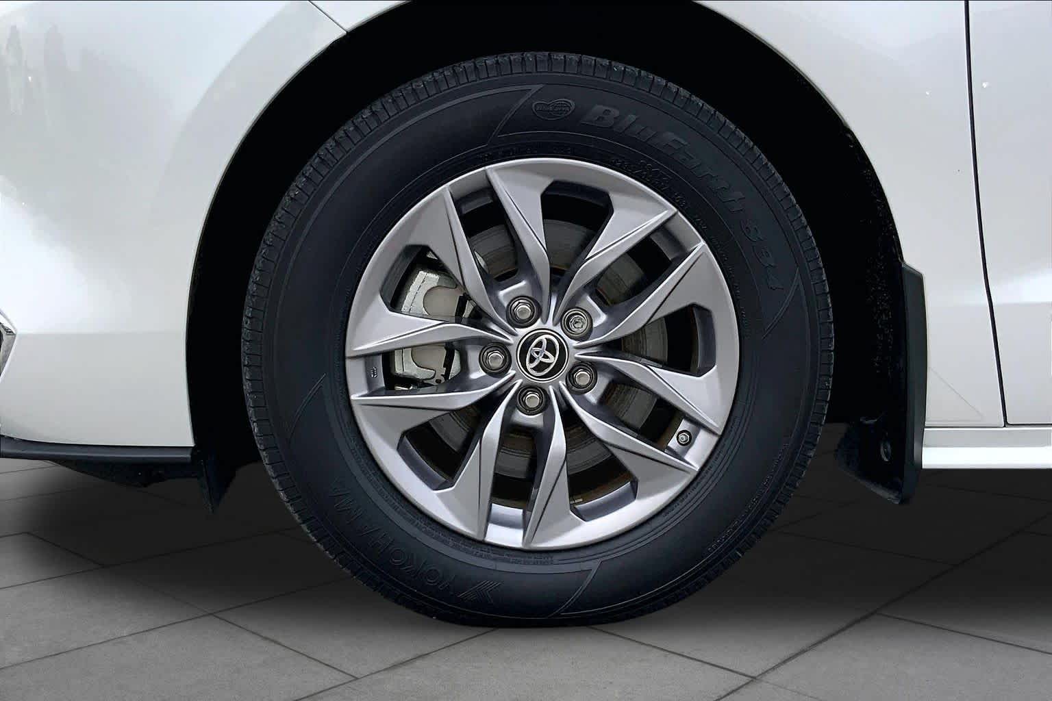 2024 Toyota Sienna XLE Wind Chill Pearl at Group 1 Toyota Southwest