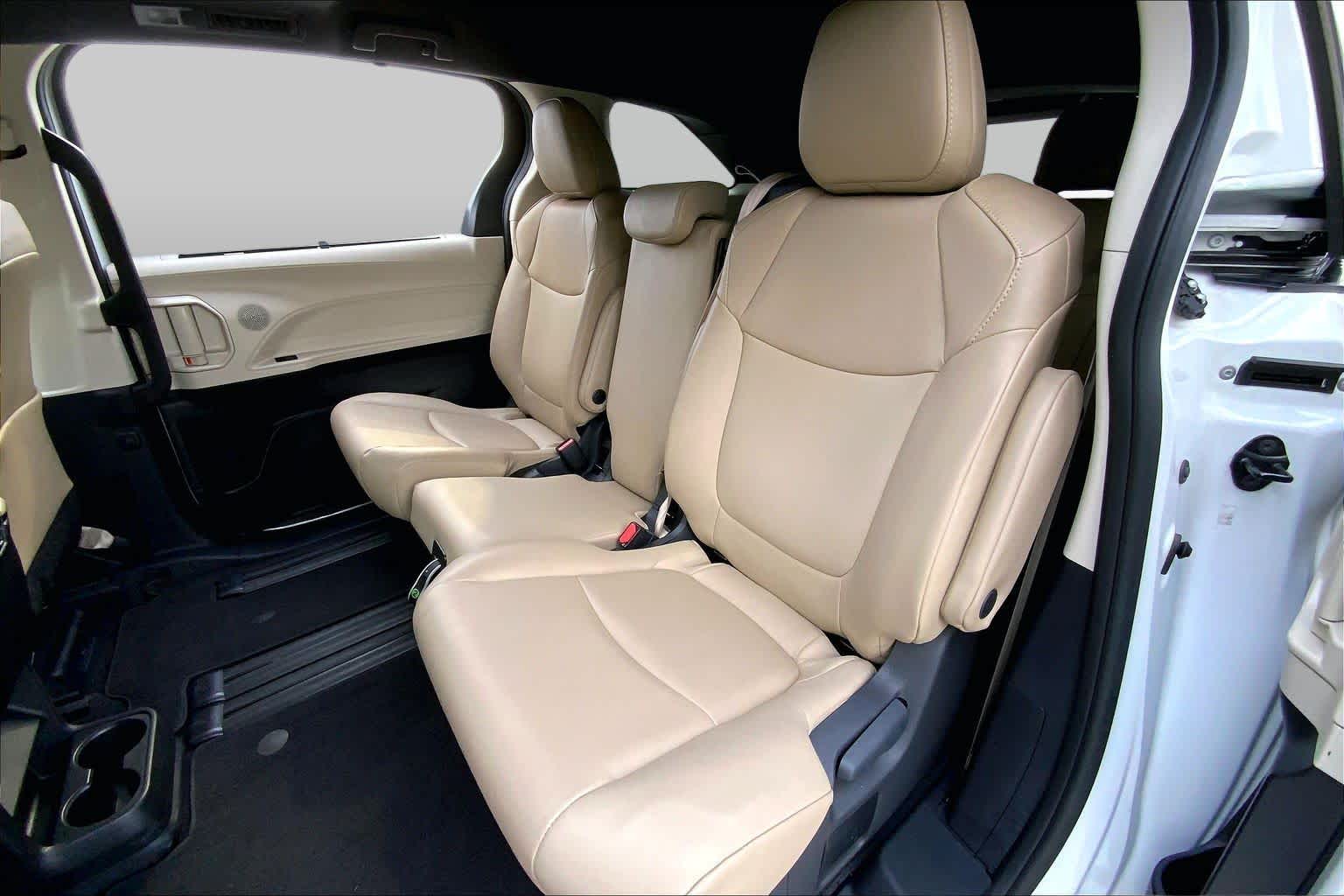 2024 Toyota Sienna XLE Wind Chill Pearl at Group 1 Toyota Southwest