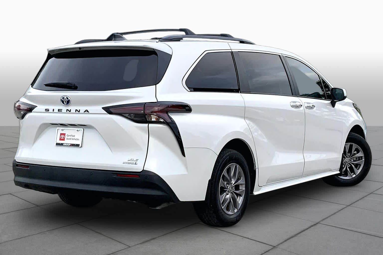 2024 Toyota Sienna XLE Wind Chill Pearl at Group 1 Toyota Southwest
