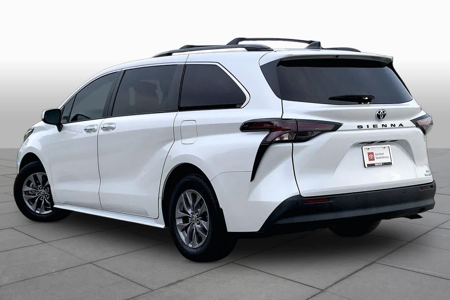 2024 Toyota Sienna XLE Wind Chill Pearl at Group 1 Toyota Southwest
