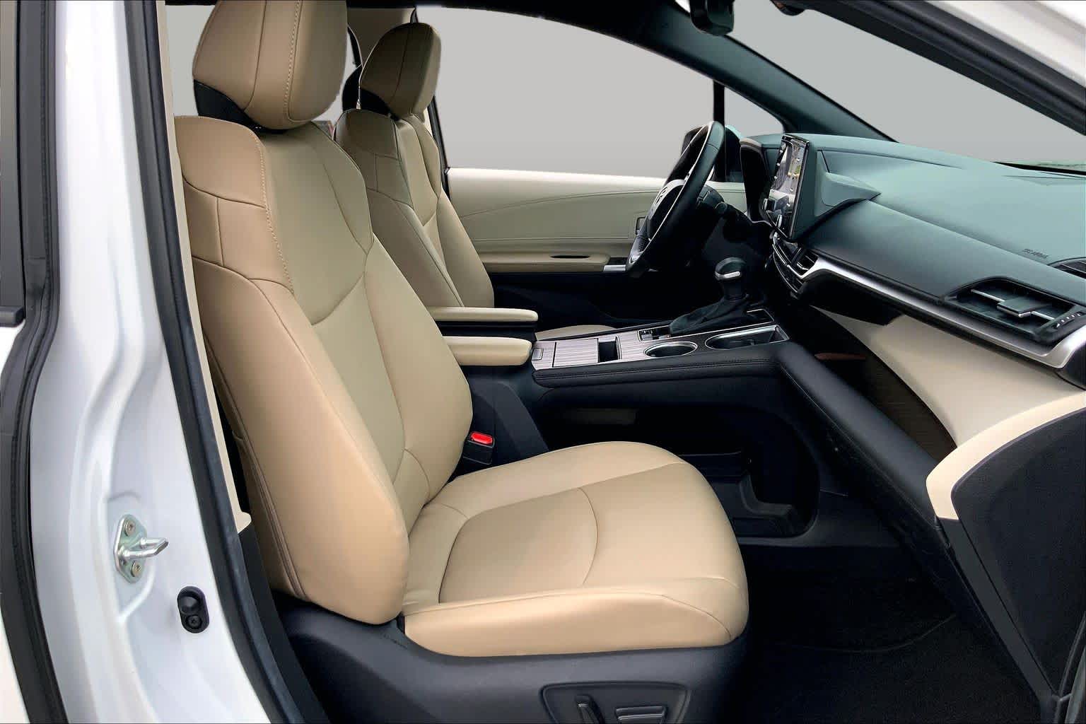 2024 Toyota Sienna XLE Wind Chill Pearl at Group 1 Toyota Southwest