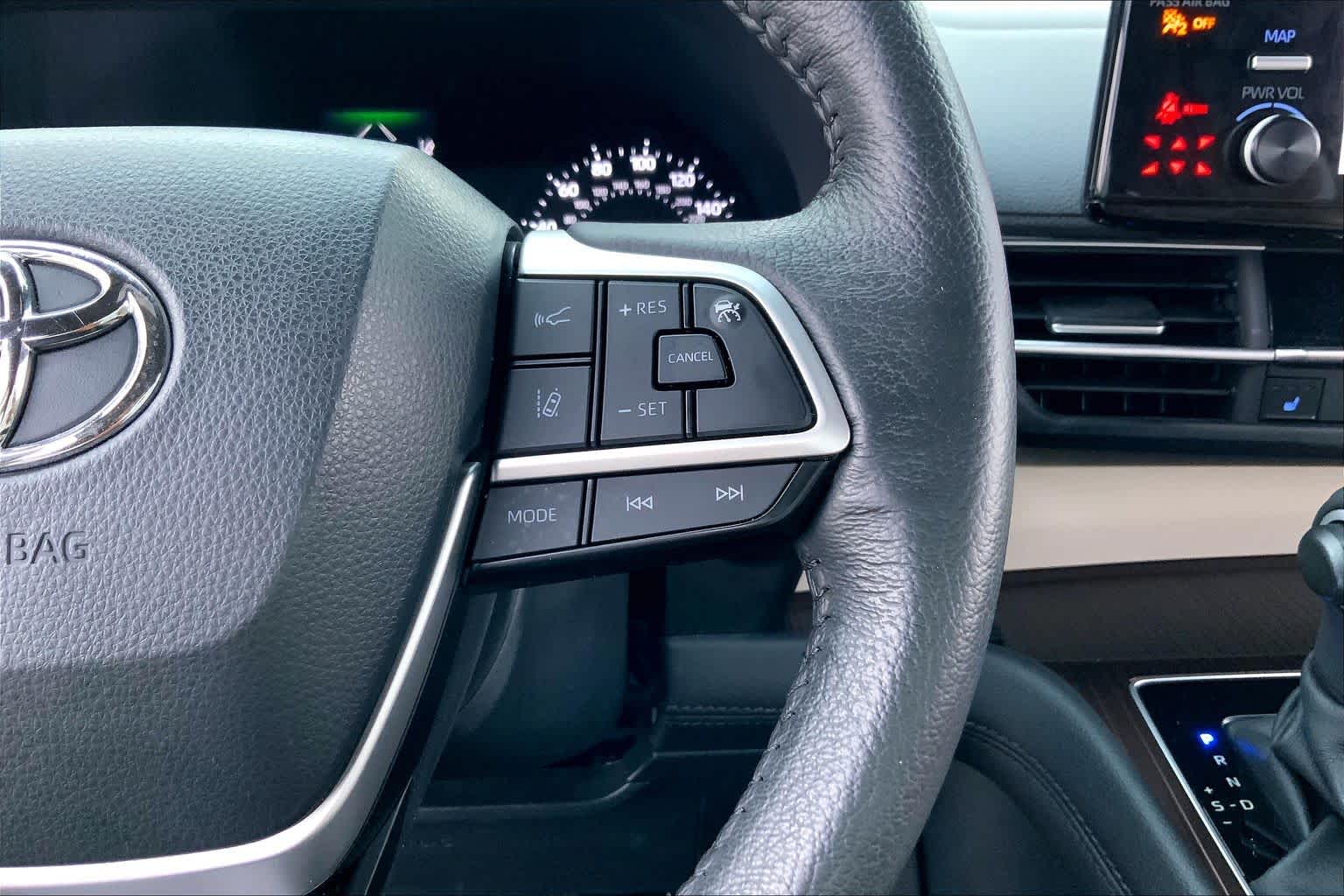 2024 Toyota Sienna XLE Wind Chill Pearl at Group 1 Toyota Southwest