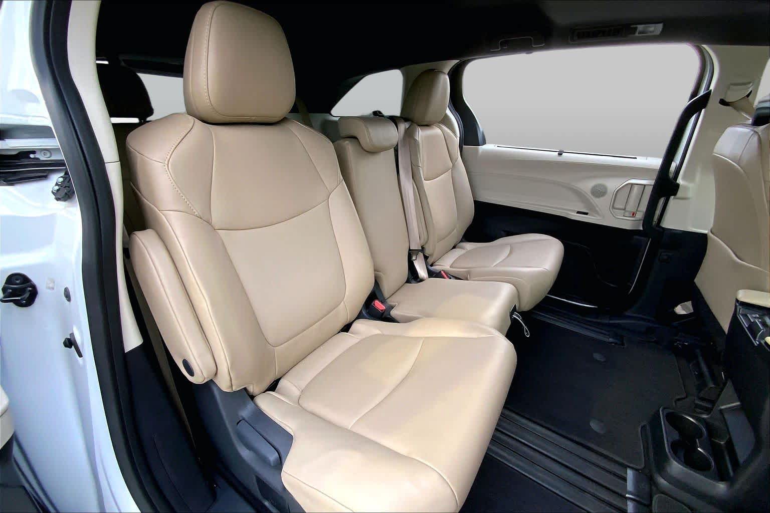 2024 Toyota Sienna XLE Wind Chill Pearl at Group 1 Toyota Southwest