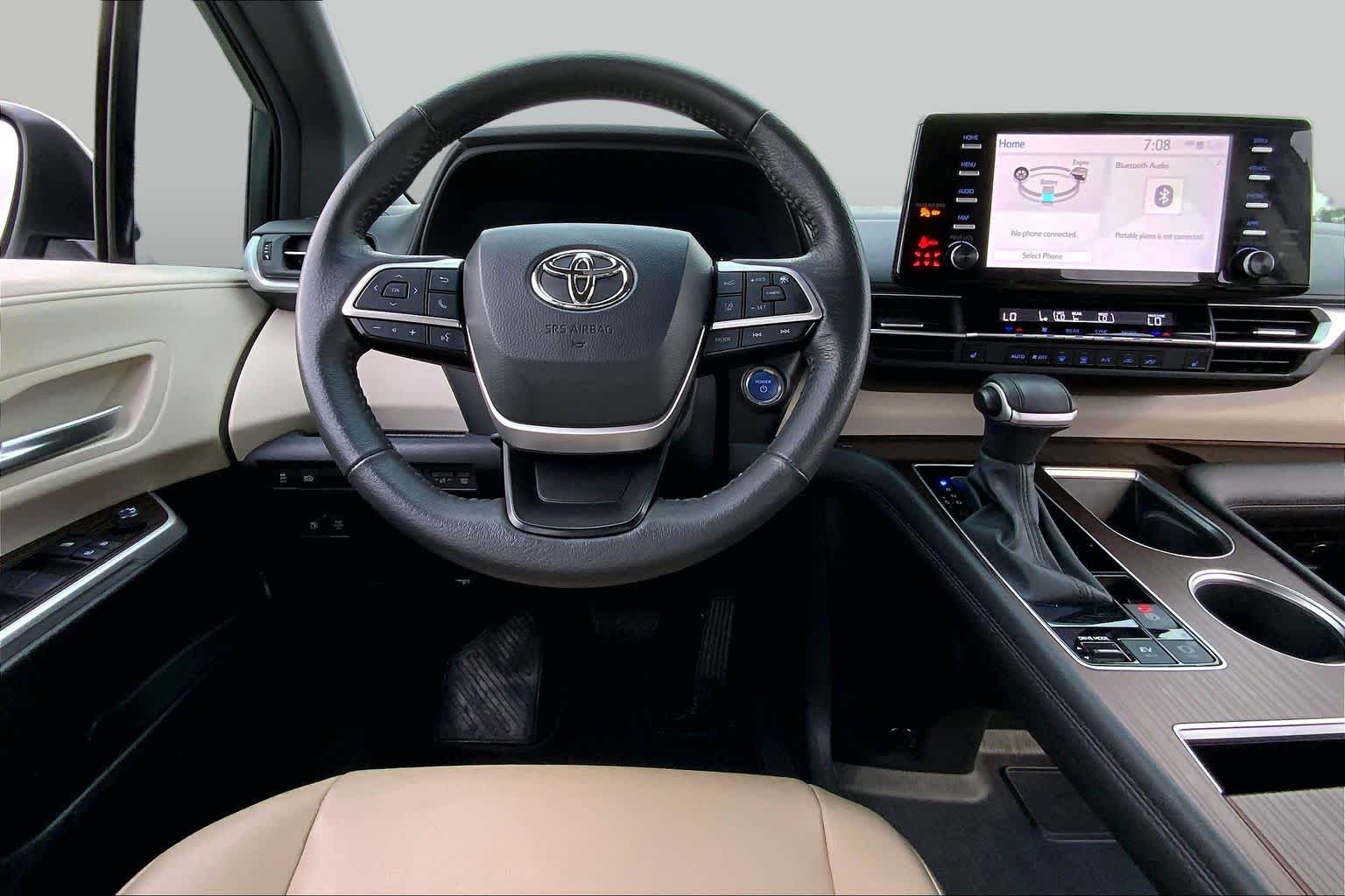 2024 Toyota Sienna XLE Wind Chill Pearl at Group 1 Toyota Southwest