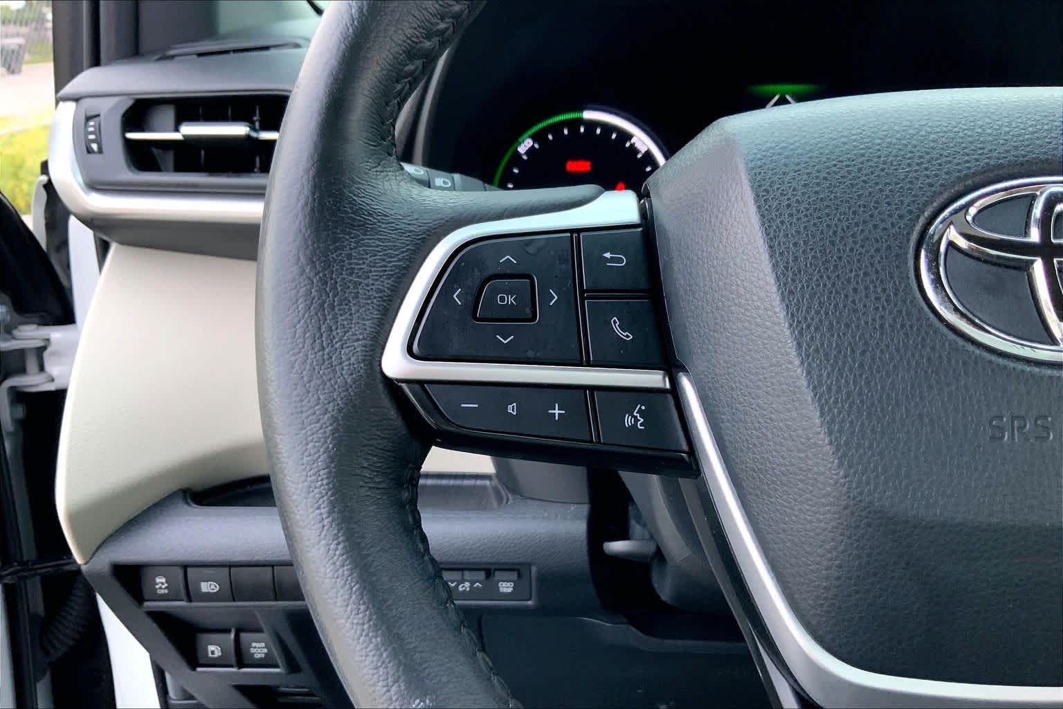2024 Toyota Sienna XLE Wind Chill Pearl at Group 1 Toyota Southwest