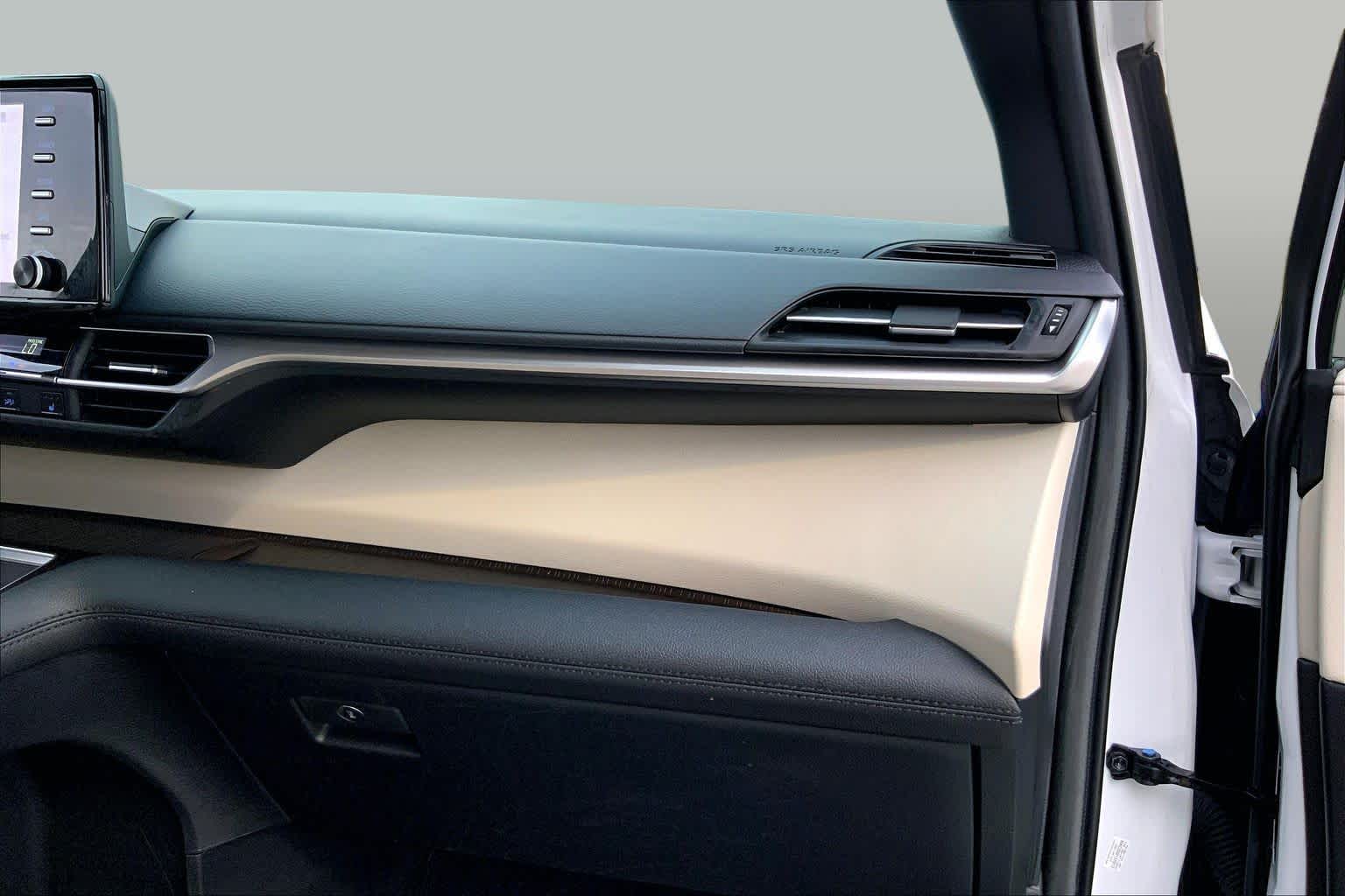 2024 Toyota Sienna XLE Wind Chill Pearl at Group 1 Toyota Southwest
