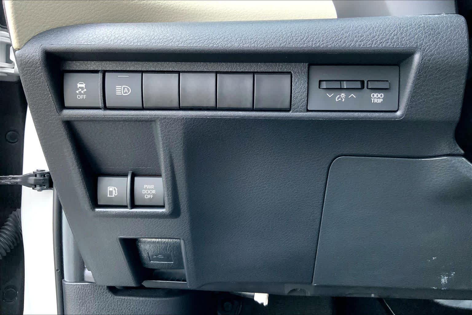 2024 Toyota Sienna XLE Wind Chill Pearl at Group 1 Toyota Southwest