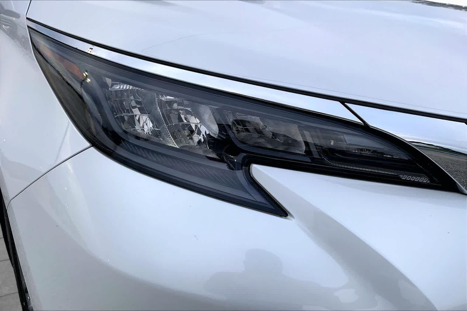 2024 Toyota Sienna XLE Wind Chill Pearl at Group 1 Toyota Southwest